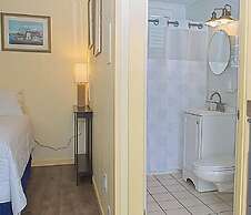 Vineyard Harbor Motel - Private Beach