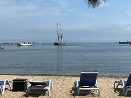 Vineyard Harbor Motel - Private Beach