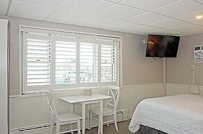 Vineyard Harbor Motel - Private Beach