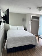 Vineyard Harbor Motel - Private Beach