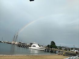 Vineyard Harbor Motel - Private Beach