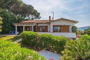 Apartment in Villa 2 to 4 Persons With Large Private Garden Sole