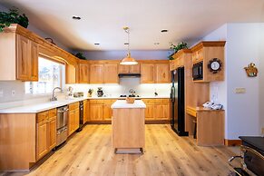 Skidder Trail Family Lodge 4 Bedroom Home by RedAwning
