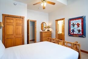 Skidder Trail Family Lodge 4 Bedroom Home by RedAwning