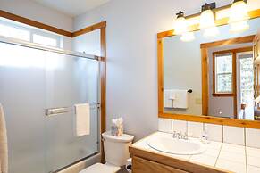 Skidder Trail Family Lodge 4 Bedroom Home by RedAwning