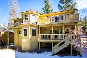 Skidder Trail Family Lodge 4 Bedroom Home by RedAwning