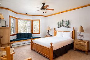 Skidder Trail Family Lodge 4 Bedroom Home by RedAwning