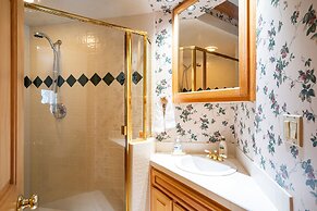 Skidder Trail Family Lodge 4 Bedroom Home by RedAwning