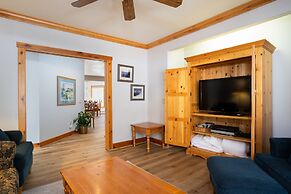 Skidder Trail Family Lodge 4 Bedroom Home by RedAwning