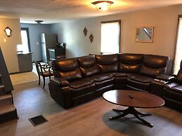 The 540 With Private Yard & Parking, Near Falls & Casino by Niagara Ho