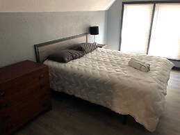 The 540 With Private Yard & Parking, Near Falls & Casino by Niagara Ho