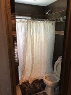 The 540 With Private Yard & Parking, Near Falls & Casino by Niagara Ho