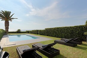 Luxurious Beachfront Villa Maira