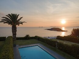 Luxurious Beachfront Villa Maira