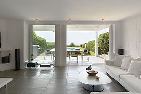 Luxurious Beachfront Villa Maira