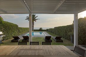 Luxurious Beachfront Villa Maira
