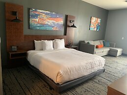 La Quinta Inn & Suites by Wyndham Louisville NE/Old Henry Rd