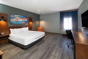 La Quinta Inn & Suites by Wyndham Louisville NE/Old Henry Rd