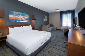 La Quinta Inn & Suites by Wyndham Louisville NE/Old Henry Rd