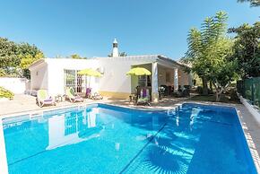 Immaculate 3-bed Villa in Guia Private Pool