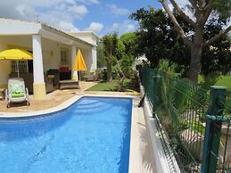 Immaculate 3-bed Villa in Guia Private Pool