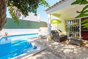 Immaculate 3-bed Villa in Guia Private Pool