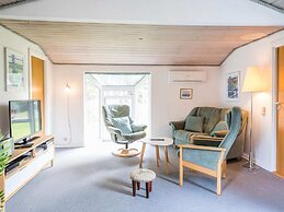 Secluded Pine Tree Cottage-by Traum