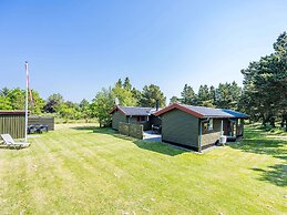 Secluded Pine Tree Cottage-by Traum