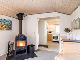 Secluded Pine Tree Cottage-by Traum