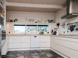 Luxury Panoramic Cottage in Rindby-by Traum