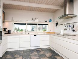 Luxury Panoramic Cottage in Rindby-by Traum