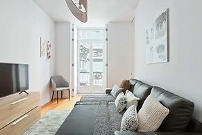 Spacious 1 Bedroom Apartment Near Baixa