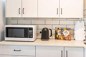 Convenient 1BR Apartment Close to Foreshore & Cbd