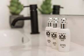 Convenient 1BR Apartment Close to Foreshore & Cbd