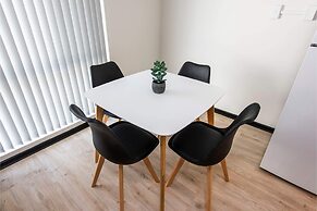 Convenient 1BR Apartment Close to Foreshore & Cbd