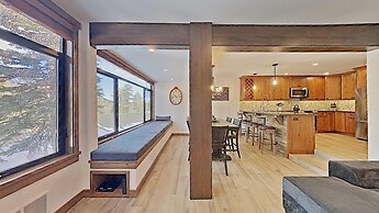 Deluxe Slopeside Home Just STEPS to Mammoth Mountain Slopes and Villag