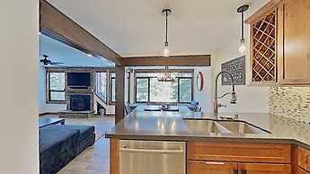 Deluxe Slopeside Home Just STEPS to Mammoth Mountain Slopes and Villag