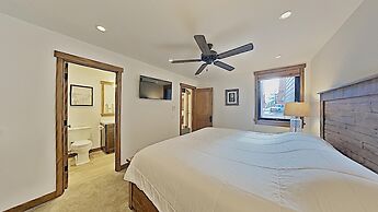 Deluxe Slopeside Home Just STEPS to Mammoth Mountain Slopes and Villag