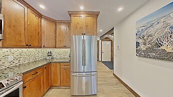 Deluxe Slopeside Home Just STEPS to Mammoth Mountain Slopes and Villag