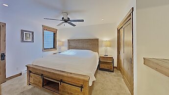 Deluxe Slopeside Home Just STEPS to Mammoth Mountain Slopes and Villag