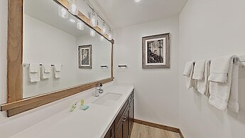 Deluxe Slopeside Home Just STEPS to Mammoth Mountain Slopes and Villag