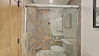 Deluxe Slopeside Home Just STEPS to Mammoth Mountain Slopes and Villag