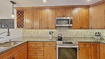 Deluxe Slopeside Home Just STEPS to Mammoth Mountain Slopes and Villag