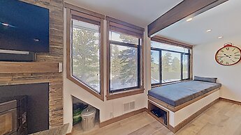 Deluxe Slopeside Home Just STEPS to Mammoth Mountain Slopes and Villag