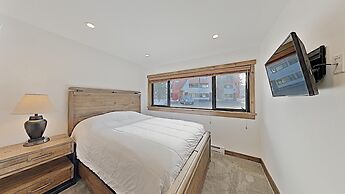 Deluxe Slopeside Home Just STEPS to Mammoth Mountain Slopes and Villag