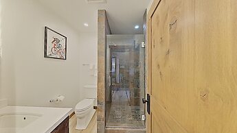 Deluxe Slopeside Home Just STEPS to Mammoth Mountain Slopes and Villag