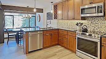 Deluxe Slopeside Home Just STEPS to Mammoth Mountain Slopes and Villag