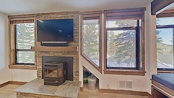Deluxe Slopeside Home Just STEPS to Mammoth Mountain Slopes and Villag