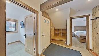 Deluxe Slopeside Home Just STEPS to Mammoth Mountain Slopes and Villag