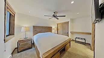 Deluxe Slopeside Home Just STEPS to Mammoth Mountain Slopes and Villag